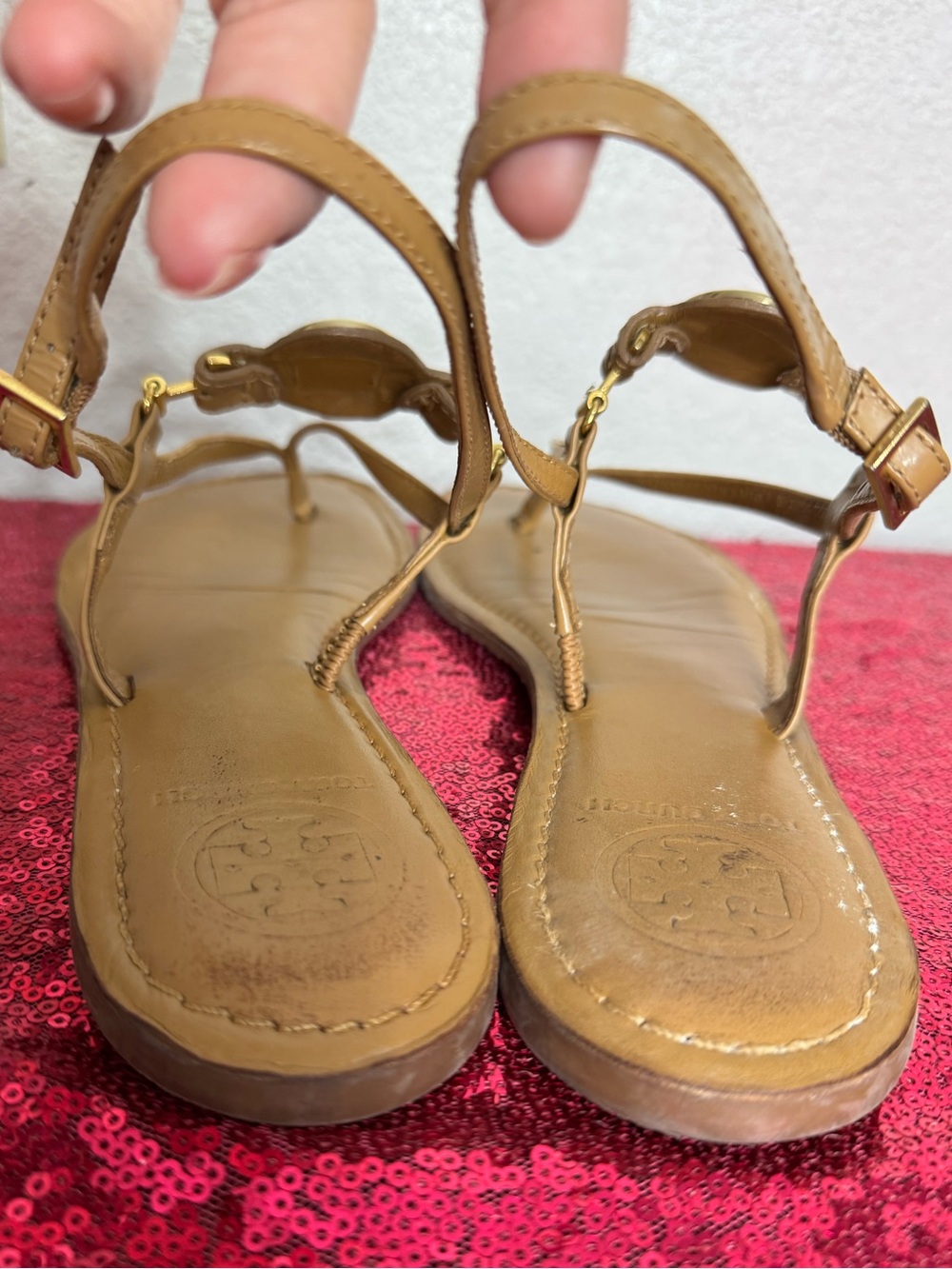 TORY BURCH 🌟 Tan Leather “ALI” Thong Sandals, Gold Logo Medallions (Women’s 6.5) - Picture 9 of 13